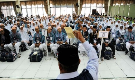  Calon jamaah haji kloter 48 mendengarkan arahan petugas di Aula Asrama Haji, Bekasi, Jawa Barat, Selasa (16/9). (Republika/ Tahta Aidilla)