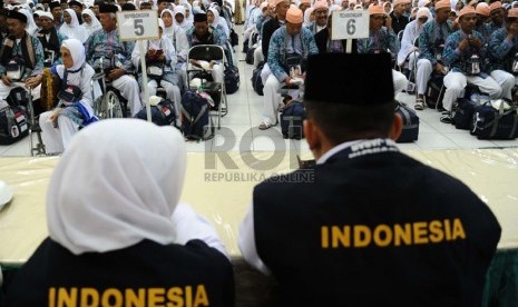 Calon jamaah haji kloter 48 berkumpul di Aula Asrama Haji, Bekasi, Jawa Barat, Selasa (16/9). (Republika/ Tahta Aidilla)