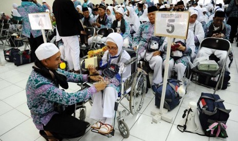  Calon jamaah haji kloter 48 memasang gelang di Aula Asrama Haji, Bekasi, Jawa Barat, Selasa (16/9). (Republika/ Tahta Aidilla)