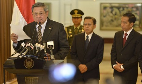  Presiden SBY (kiri) didampingi Wapres Boediono (kedua kanan) dan Gubernur DKI Jakarta Joko Widodo, sebelum bertolak ke Portugal di Bandara Halim Perdanakusumah, Jakarta, Kamis (18/9). (Antara/Widodo S. Jusuf)