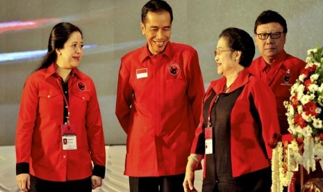  Ketua Umum PDI Perjuangan Megawati Soekarnoputri (Kedua kanan) bersama presiden terpilih Joko Widodo (kedua kiri),  pada pembukaan Rapat Kerja Nasional (Rakernas) IV PDI Perjuangan di Semarang, Jateng, Jumat (19/9).   (Antara/R. Rekotomo)