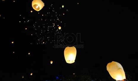  Warga menerbangkan lampion pada kegiatan festival lampion di lapangan Gasibu, Kota Bandung, Jumat (19/9) malam. (foto : Septianjar Muahram)