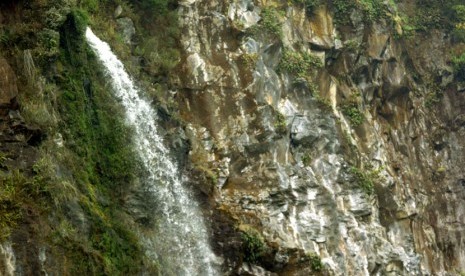   Suasana kawasan wisata Air Terjun Cibeureum di Taman Nasional Gunung Gede Pangrango, Bogor, Sabtu (20/9). (Republika/Raisan Al Farisi)