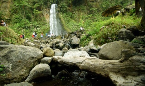   Suasana kawasan wisata Air Terjun Cibeureum di Taman Nasional Gunung Gede Pangrango, Bogor. (Republika/Raisan Al Farisi)