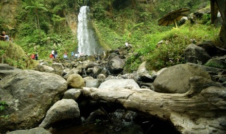  Suasana pengunjung Air Terjun Cibeureum di Taman Nasional Gunung Gede Pangrango, Bogor, Sabtu (20/9). (Republika/Raisan Al Farisi)