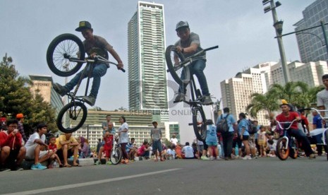   Dua orang anggota komunitas BMX Jakarta melakukan aksi free style di Bundaran HI, Jakarta Pusat, Ahad (21/9). (Republika/Raisan Al Farisi)