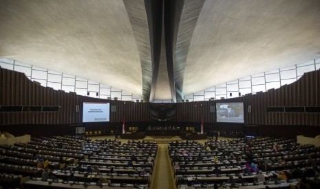   Anggota parlemen menghadiri Sidang Paripurna MPR di Gedung Nusantara, Kompleks Parlemen, Senayan, Jakarta, Senin (22/9).  (Antara/Ismar Patrizki)