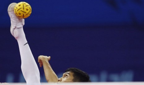  Pemain Indonesia Syamsul Akmal menendang bola saat melawan Malaysia dalam pertandingan sepaktakraw Asian Games 2014 di Bucheon Gymnasium, Incheon, Kamis (24/9). (REUTERS/Issei Kato) 