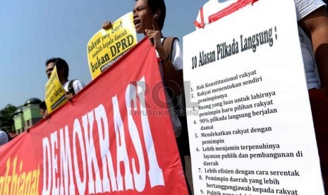   Sejumlah aktivis dari Koalisi Kawal RUU Pilkada menggelar aksi unjuk rasa di depan Gedung DPR, Jakarta, Rabu (24/9).  (Republika/Wihdan)