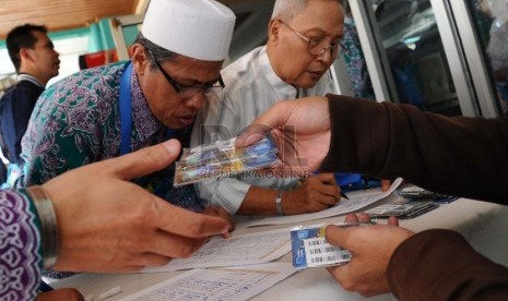  Calon jamaah haji sedang mengisi registrasi saat akan menerima kartu perdana seluler di asrama haji Pondok Gede, Jakarta, Rabu (24/9).   (Republika/ Tahta Aidilla)