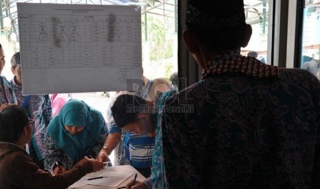  Calon jamaah haji sedang mengisi registrasi saat akan menerima kartu perdana seluler di asrama haji Pondok Gede, Jakarta, Rabu (24/9).   (Republika/ Tahta Aidilla)