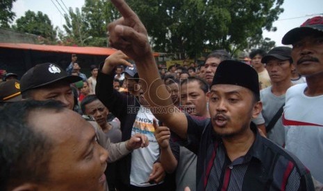  Para pedagang hewan kurban menghadang petugas yang akan menertibkan mereka di Jalan KH.Mas Mansyur, Tanah Abang, Jakarta Pusat, Selasa (30/9). (Republika/Raisan Al Farisi)