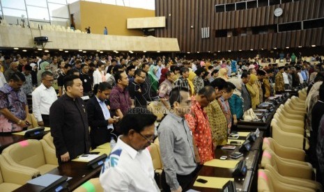 Suasana gladi bersih pelantikan anggota DPR di Kompleks Parlemen Senayan, Jakarta, Selasa (30/9). (Republika/ Tahta Aidilla)