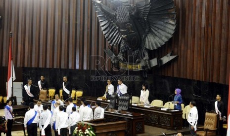 Suasana gladi bersih pelantikan anggota DPR di Kompleks Parlemen Senayan, Jakarta, Selasa (30/9). (Republika/ Tahta Aidilla)