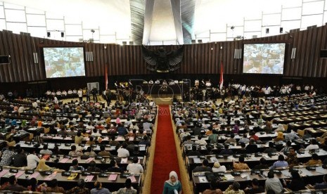 Suasana gladi bersih pelantikan anggota DPR di Kompleks Parlemen Senayan, Jakarta, Selasa (30/9). (Republika/ Tahta Aidilla)