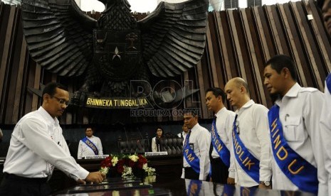 Suasana gladi bersih pelantikan anggota DPR di Kompleks Parlemen Senayan, Jakarta, Selasa (30/9). (Republika/ Tahta Aidilla)