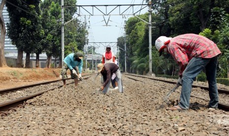  Para pekerja tengah mengerjakan penaikan rel kereta api di perlintasan rel kereta api Stasiun Sudirman, Jakarta, Selasa (30/9). (foto : mgROL30)