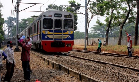   Kereta api melintas di perlintasan rel kereta api Stasiun Sudirman, Jakarta, Selasa (30/9). (foto : mgROL30)