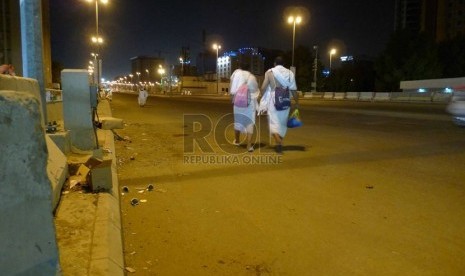   Jamaah haji berjalan kaki di jalan layang Jalan King Abdul Aziz menuju arah jamarat di Mina untuk menjalani sunah Tarwiyah, Rabu (1/10) malam waktu Arab Saudi. (Republika/Zaky Al HAmzah)