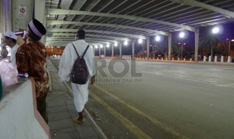   Jamaah haji berjalan kaki di jalan layang Jalan King Abdul Aziz menuju arah jamarat di Mina untuk menjalani sunah Tarwiyah, Rabu (1/10) malam waktu Arab Saudi. (Republika/Zaky Al HAmzah)