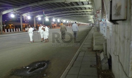   Jamaah haji berjalan kaki di jalan layang Jalan King Abdul Aziz menuju arah jamarat di Mina untuk menjalani sunah Tarwiyah, Rabu (1/10) malam waktu Arab Saudi. (Republika/Zaky Al HAmzah)