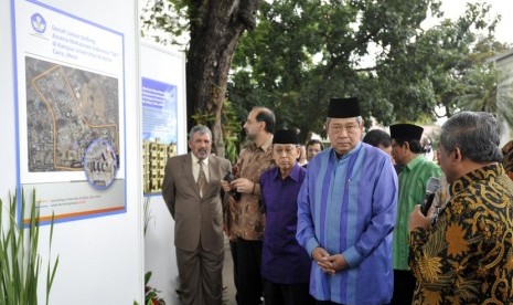  Presiden SBY (ketiga kanan) mendengarkan penjelasan Mendikbud M Nuh saat peresmian secara simbolis Asrama Mahasiswa Indonesia 'SBY' di Universitas Al-Azhar, Kairo, Mesir di Jakarta, Jumat (3/10).  (Antara/Andika Wahyu)