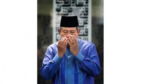  Presiden Susilo Bambang Yudhoyono berdoa saat acara peresmian secara simbolis Asrama Mahasiswa Indonesia 'SBY' di Universitas Al-Azhar, Kairo, Mesir di halaman Masjid Baiturrahim, Kompleks Istana Kepresidenan, Jakarta, Jumat (3/10). (Antara/Andika Wahyu)