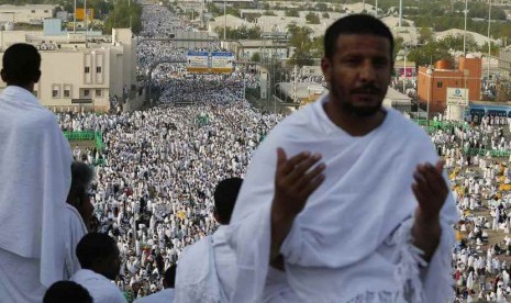  Seorang jamaah haji memanjatkan doa di puncak Jabal Rahmah, Arafah, Jumat (3/10).  (Reuters/Muhammad Hamed)