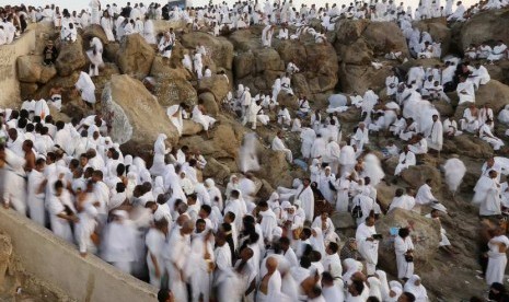  Ribuan jamaah haji dari seluruh penjuru dunia berkumpul dan memanjatkan doa di puncak Jabal Rahmah, Arafah, Jumat (3/10).  (Reuters/Muhammad Hamed)