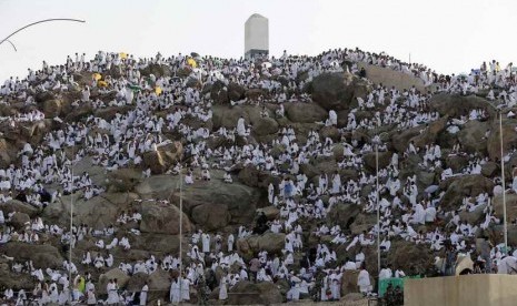   Ribuan jamaah haji dari seluruh penjuru dunia memanjatkan doa di puncak Jabal Rahmah, Arafah, Jumat (3/10).  (Reuters/Muhammad Hamed)