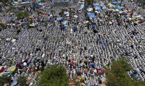   Jamaah haji yang tengah melaksanakan ibadah wukuf, menunaikan shalat Jumat di sekitar kawasan Masjid Namirah, Arafah, Jumat ( 3/10).   (Reuters/Muhammad Hamed)