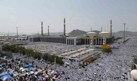   Jamaah haji yang tengah melaksanakan ibadah wukuf, menunaikan shalat Jumat di sekitar kawasan Masjid Namirah, Arafah, Jumat ( 3/10).   (Reuters/Muhammad Hamed)