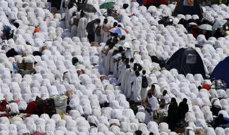   Jamaah haji yang tengah melaksanakan ibadah wukuf, menunaikan shalat Jumat di sekitar kawasan Masjid Namirah, Arafah, Jumat ( 3/10).   (Reuters/Muhammad Hamed)