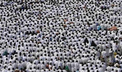   Jamaah haji yang tengah melaksanakan ibadah wukuf, menunaikan shalat Jumat di sekitar kawasan Masjid Namirah, Arafah, Jumat ( 3/10).   (Reuters/Muhammad Hamed)