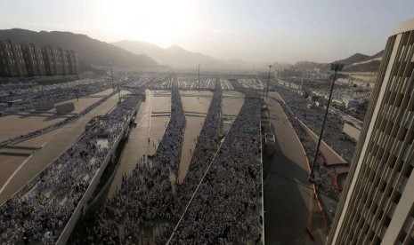   Pemandangan lautan manusia para jamaah haji yang hendak melempar jumrah di Mina, Sabtu (4/10). (Reuters/Muhammad Hamed)