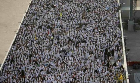   Pemandangan lautan manusia para jamaah haji yang hendak melempar jumrah di Mina, Sabtu (4/10). (Reuters/Muhammad Hamed)