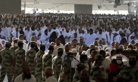 Rombongan jamaah haji hendak melempar jumrah di Mina, Sabtu (4/10). (Reuters/Muhammad Hamed)