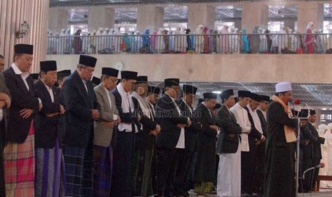   Presiden Susilo Bambang Yudhoyono bersama Wakil Presiden Boediono menunaikan ibadah shalat Idul Adha 1435 Hijriyah di Masjid Istiqlal, Jakarta, Ahad (5/10).   (Republika/Agung Supriyanto)