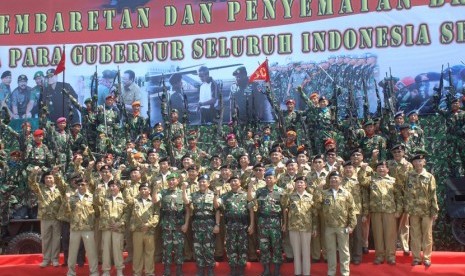   Panglima TNI Jenderal TNI Moeldoko (empat kanan) berfoto bersama dengan Gubernur di Indonesia usai upacara Pembaretan dan Penyematan Brevet TNI kepada gubernur di seluruh Indonesia di Dermaga Ujung, Makoarmatim, Surabaya, Senin (6/10).(Antara/M Risyal H)