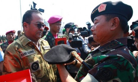  Panglima TNI, Jenderal TNI Moeldoko (kanan) menyematkan baret kepada Plt Gubernur Banten, Rano Karno (kiri) di Dermaga Ujung, Makoarmatim, Surabaya, Senin (6/10). (Antara/M Risyal Hidayat)