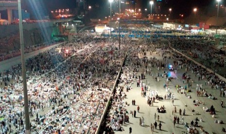    Jutaan jamaah haji mabit (bermalam) di pelataran area lempar jumrah di Mina, Ahad (5/10) dini hari. (Republika/Zaky Al Hamzah)