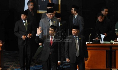   Presiden Terpilih Joko Widodo berjalan usai sidang paripurna DPRD DKI terkait pegunduran dirinya sebagai Gubernur DKI Jakarta di gedung DPRD DKI Jakarta, Senin (6/10). (Republika/Rakhmawaty La'lang)