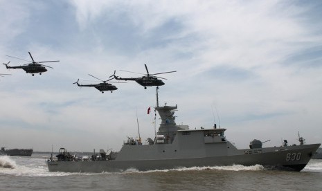  Sejumlah Kapal Republik Indonesia (KRI) melakukan Sailling Pass saat peringatan HUT ke-69 TNI yang digelar di Dermaga Ujung, Koarmatim, Surabaya, Jawa Timur, Selasa (7/10).    (Antara/Suryanto)