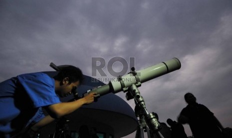  Petugas Planetarium menyeting alat teropong pengamatan terjadinya Gerhana Bulan di Planetarium Taman Ismail Marzuki, Jakarta Pusat, Rabu (8/10).   (Republika/Rakhmawaty La'lang)