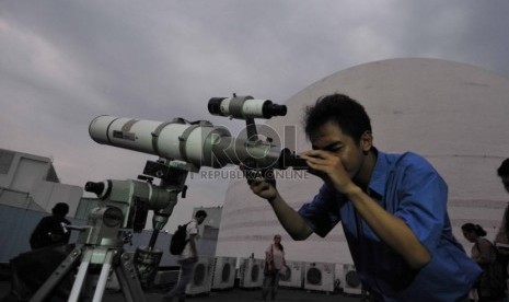  Petugas Planetarium menyeting alat teropong pengamatan terjadinya Gerhana Bulan di Planetarium Taman Ismail Marzuki, Jakarta Pusat, Rabu (8/10).   (Republika/Rakhmawaty La'lang)