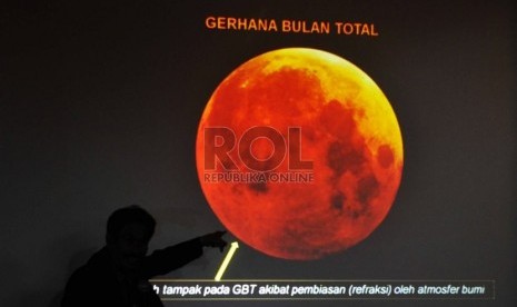  Narasumber Planetarium Cecep Nurhendaya memaparkan mengenai proses terjadinya Gerhana Bulan di Planetarium Taman Ismail Marzuki, Jakarta Pusat, Rabu (8/10).  (Republika/Rakhmawaty La'lang)