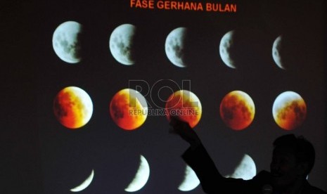  Narasumber Planetarium Cecep Nurhendaya memaparkan mengenai proses terjadinya Gerhana Bulan di Planetarium Taman Ismail Marzuki, Jakarta Pusatm, Rabu (8/10).   (Republika/Rakhmawaty La'lang)