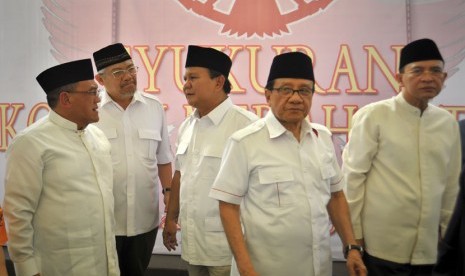   Ketua Dewan Pembina Gerindra Prabowo Subianto (tengah) bersama petinggi KMP (dari kiri) Aburizal Bakrie (Golkar), MS Kaban (PAN), Akbar Tandjung (Golkar) serta Suryadharma Ali (PPP) di Jakarta, Jumat (10/10).(Antara/Yudhi Mahatma)