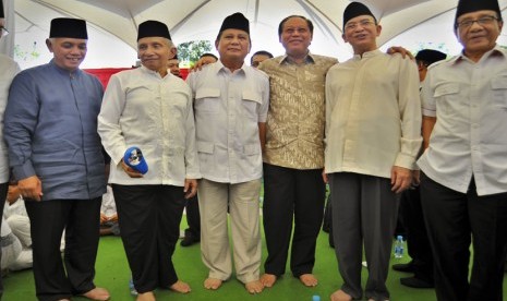   Ketua Dewan Pembina Gerindra Prabowo Subianto (tengah) bersama petinggi KMP (dari kiri) Hatta Rajasa (PAN), Amin Rais (PAN), Djan Farid (PPP), Suryadharma Ali (PPP) serta Akbar Tandjung (Golkar) di Jakarta, Jumat (10/10).(Antara/Yudhi Mahatma) 