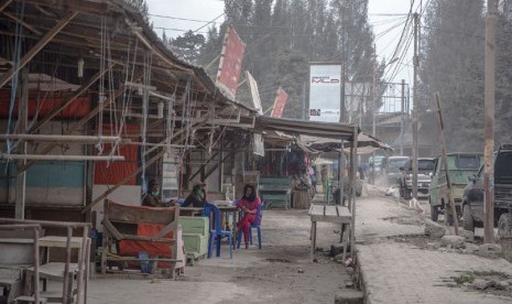 Suasana kota wisata Brastagi tertutup debu vulkanik erupsi Gunung Sinabung, Karo, Sumut, Jumat (10/10). (Antara/Endro Lewa)